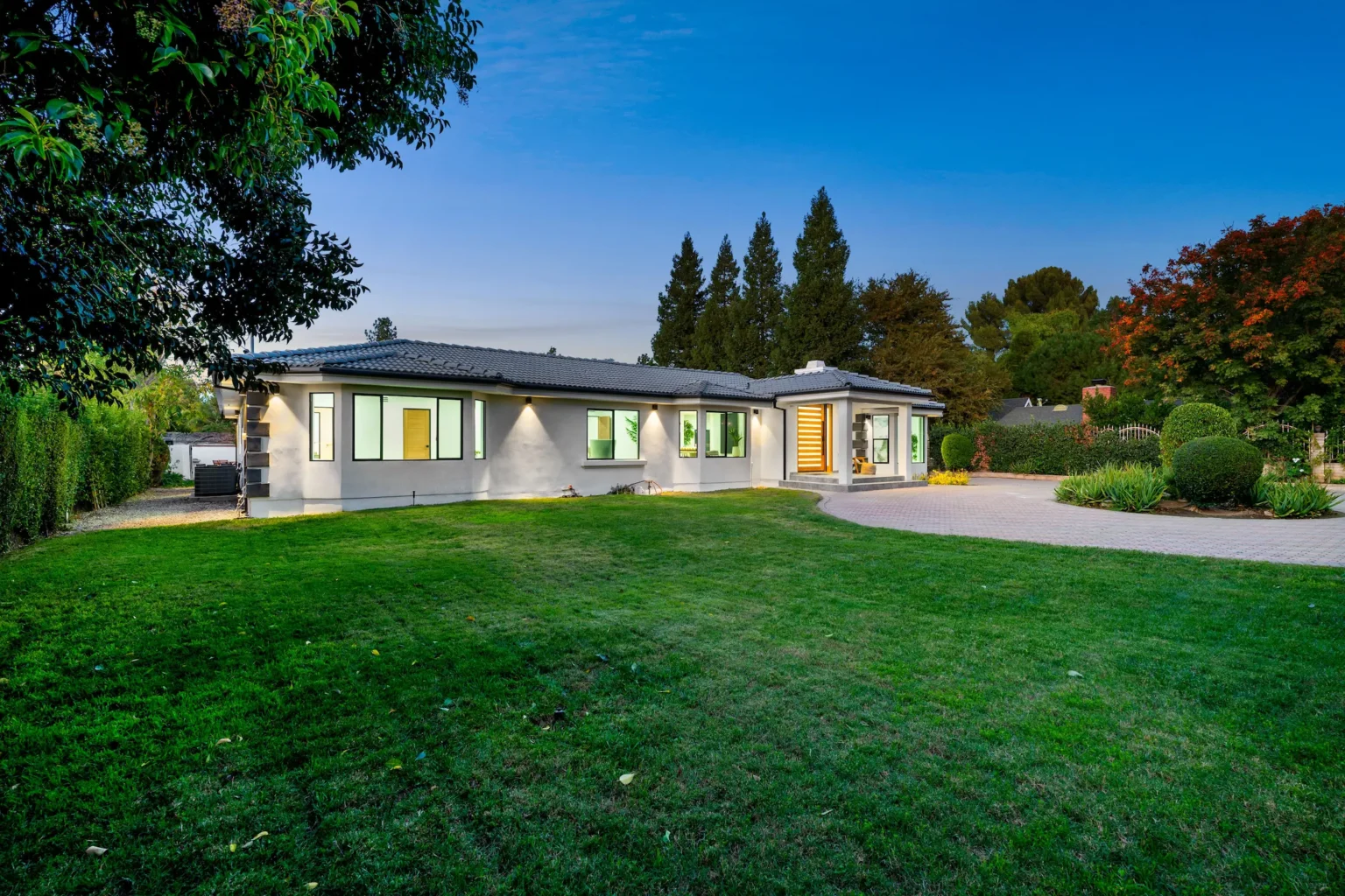 modern house with lush lawn in evening light 2025 02 10 07 04 12 utc